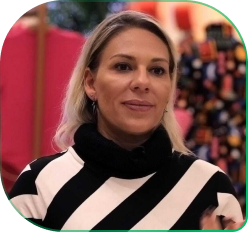 Mulher loira sorrindo.