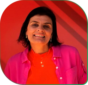 Mulher com cabelos pretos sorrindo.