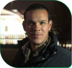 Homem com cabelo curto sorrindo.