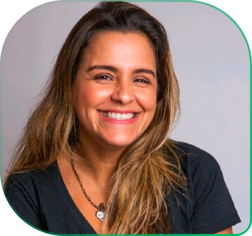 Mulher com cabelos castanhos sorrindo.