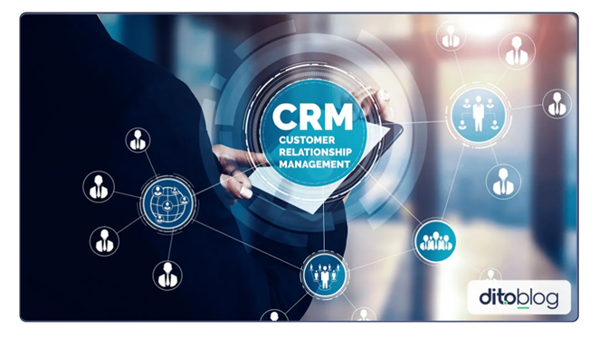 Pessoa usando um tablet onde, na tela, está escrito CRM.