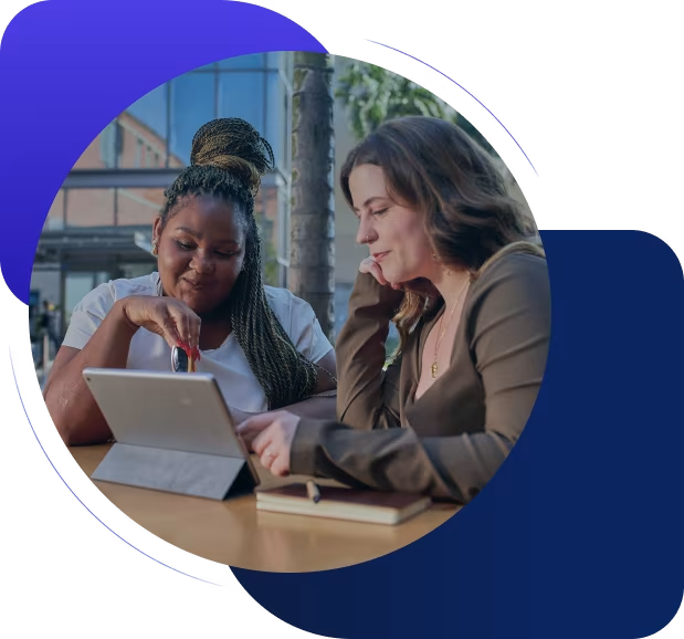 Imagem que mostram duas pessoas tirando suas dúvidas em um notebook.